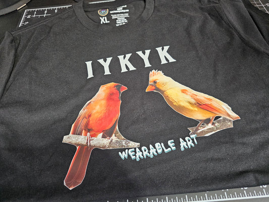 Camiseta "IYKYK" do Cardeal do Norte