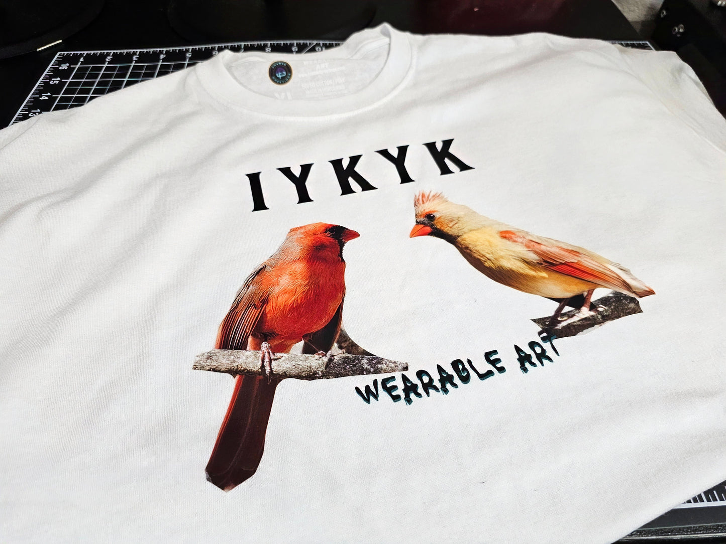 Camiseta "IYKYK" do Cardeal do Norte